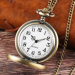 Montre à gousset en pendentif, un charme intemporel