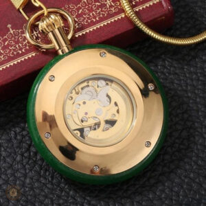 Accessoire horloger en vert, parfait pour les amateurs de montres
