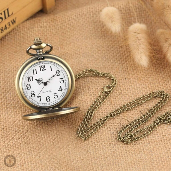 Accessoire de mode rétro : montre de poche ancienne
