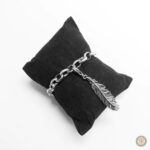 Pendentif argenté avec motif plume, accessoire western élégant