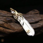 Accessoire western en argent, pendentif plume stylisé