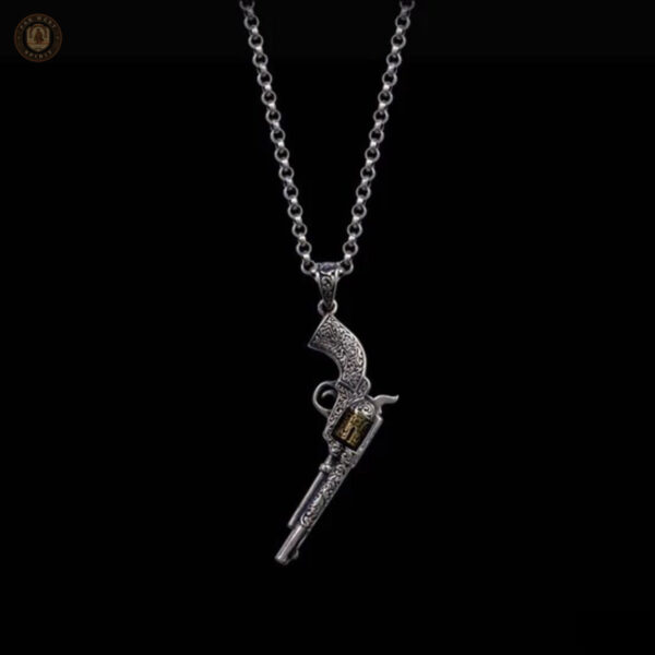 Collier argenté avec motif de revolver, accessoire distinctif