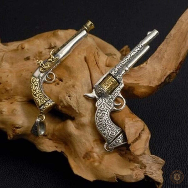Accessoire western : collier en argent avec motif revolver