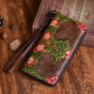 Design floral sur portefeuille en cuir, parfait pour les amateurs de style