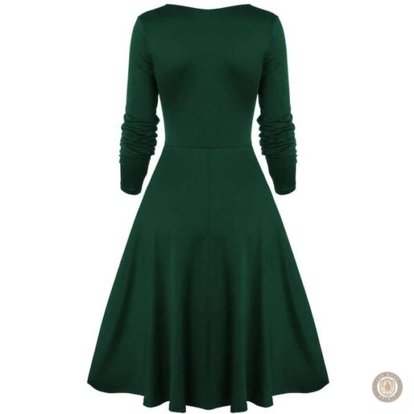 Détails en dentelle sur robe style cowboy, idéale pour les occasions décontractées
