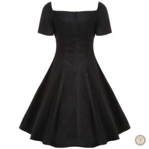 Robe western élégante en rouge et noir pour un look chic