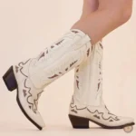 Bottes cowboy beiges, parfaite pour un look décontracté
