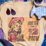 T-Shirt Hotter Than A 2$ Pistol pour un style country audacieux