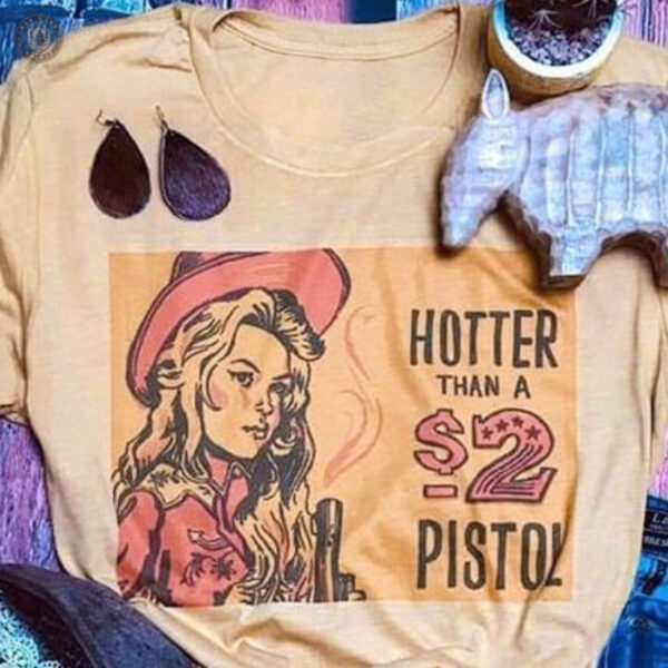 T-Shirt Hotter Than A 2$ Pistol pour un style country audacieux